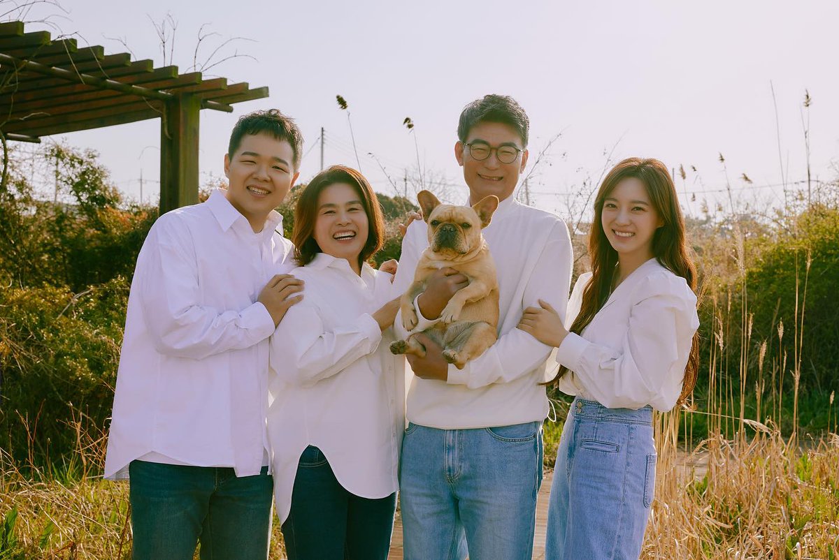 DailySejeong's tweet photo. Family 💚💙

#KimSejeong #Sejeong #김세정 #세정 https://t.co/rLVCNDgMfN