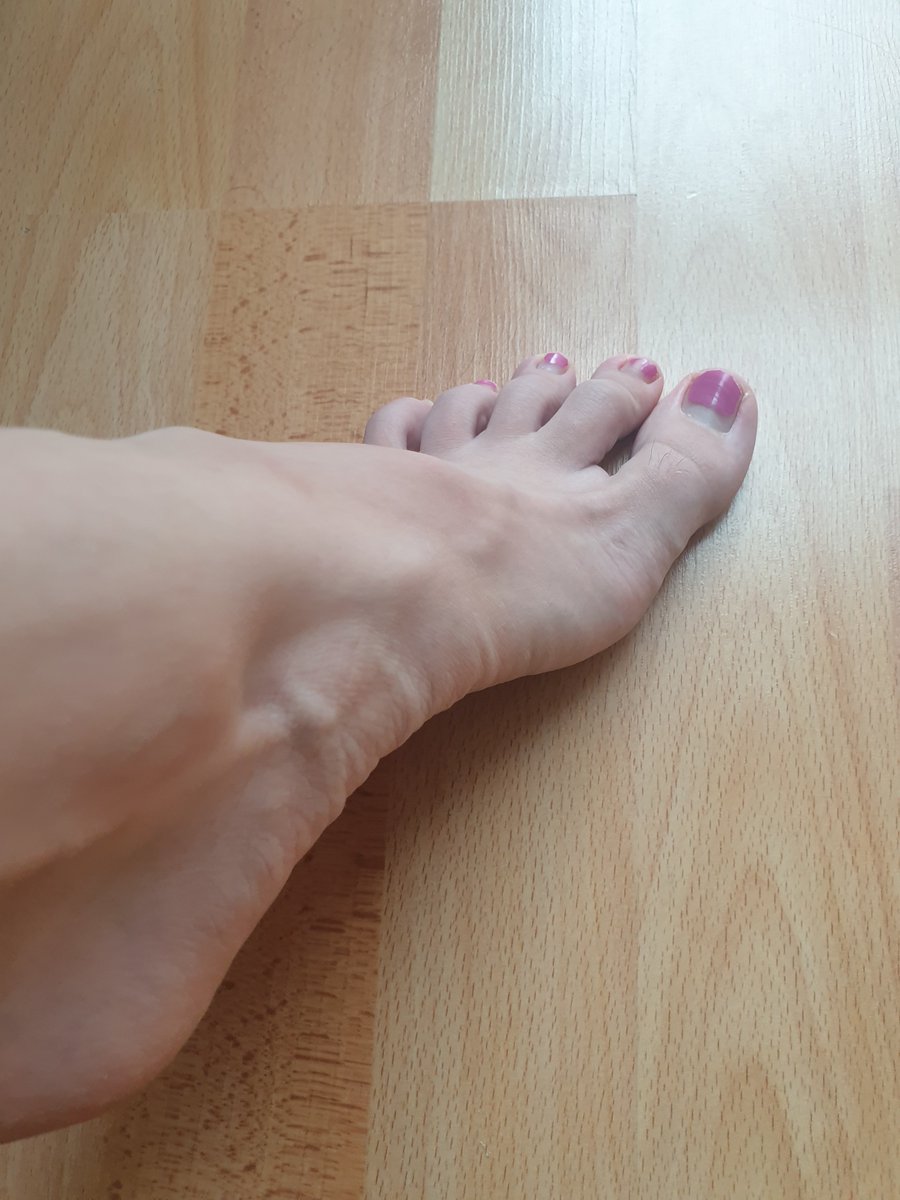 I need new pedicure so bad 🥺
#feet