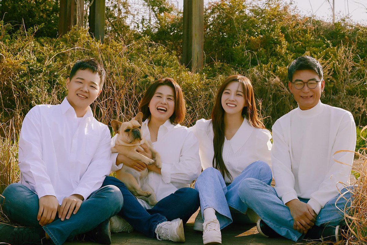 DailySejeong's tweet photo. Family 💚💙

#KimSejeong #Sejeong #김세정 #세정 https://t.co/rLVCNDgMfN