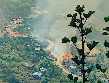 ChinHumanRights's tweet photo. Over 4000 people from 6 villages around Falam-Hakha Twnsp borders remain in hiding in the forests as heavy fighting between Chin resistance forces & traveling junta convoy from #LIB266 intensifies. Junta has set fire to dozens of houses in three villages, including Matupi Twnsp. https://t.co/AEyYnWMUAG