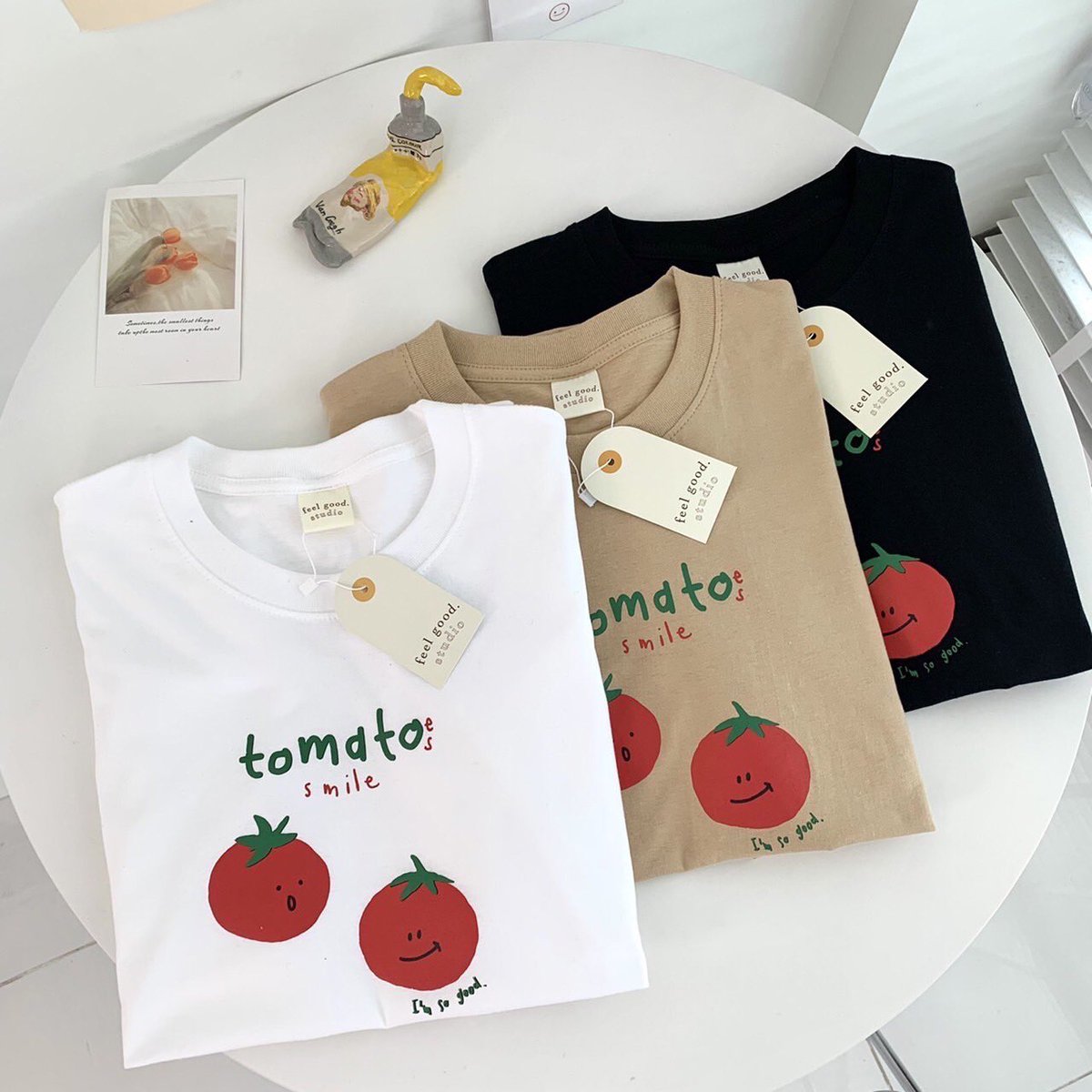 chadashoppp's tweet photo. #เสื้อโอเวอร์ไซส์ #พร้อมส่ง

✨🍅  ลาย Tomato  🍅✨
สกรีนสไตล์เกาหลี ผ้าระบายอากาศได้ดี เหมาะกับหน้าร้อนช่วงนี้มากๆ ⛱🍧🐬

🧸 อก 44” ยาว 27”
🧸 ผ้าคอตตอน 100%

⛅️ ราคา 150 บาทเท่านั้นน ⛅️
✨ เซ็ท 3 ตัวคละได้ 420 บาท ✨ https://t.co/Ipk3jeidvy