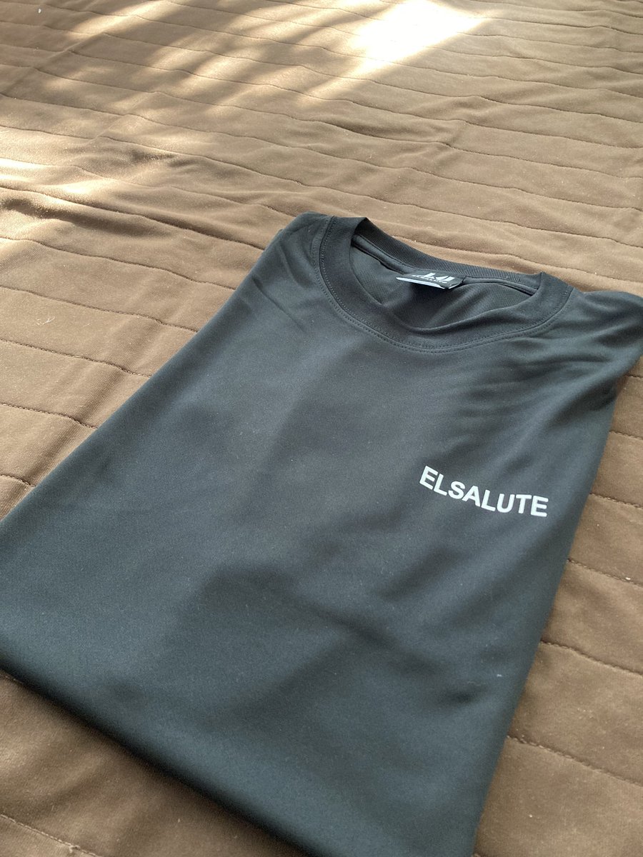 sw_kodomo's tweet photo. 部TとasicsのTシャツを使いまわしてる息子にサプライズ。
え!何!ビークイックから何!
Tシャツやん!
直筆メッセージ付き!
かっこよーー!!!
肌ざわり〜〜(頬ずり)
バックプリントな!
フライングの時前にプリントあると滑らないから!
そう、これよ!マジで。
@BeeQuick10
#elsalute https://t.co/ad9fNNkqp5