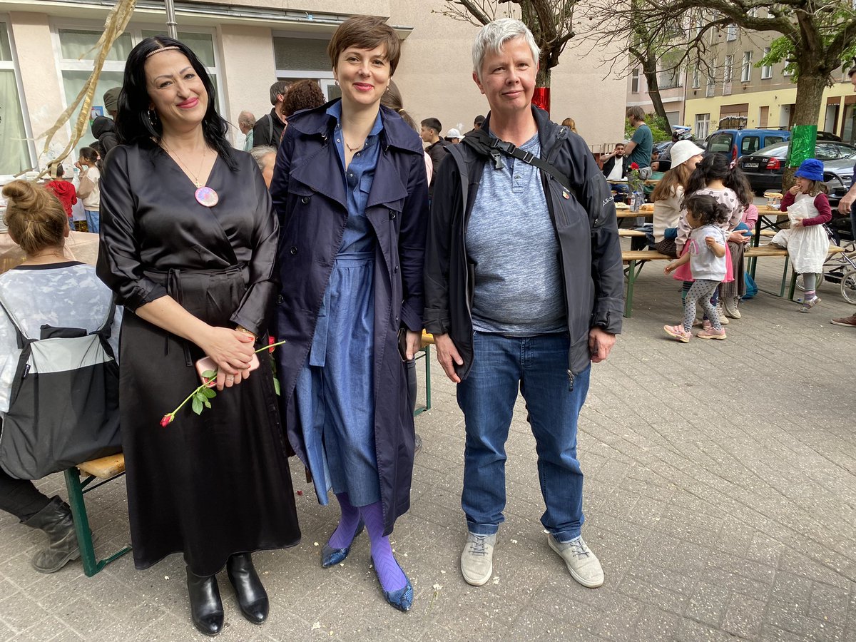 Katina_Schubert's tweet photo. #herdelezi gestern im Wedding: tolle Stimmung, super Essen und klar kam Politik nicht zu kurz: für volle Teilhabe der #romn*nija und #sinti*zze hier in #Berlin . Weiter gehts auf dem Weg https://t.co/g14kBS4VR2