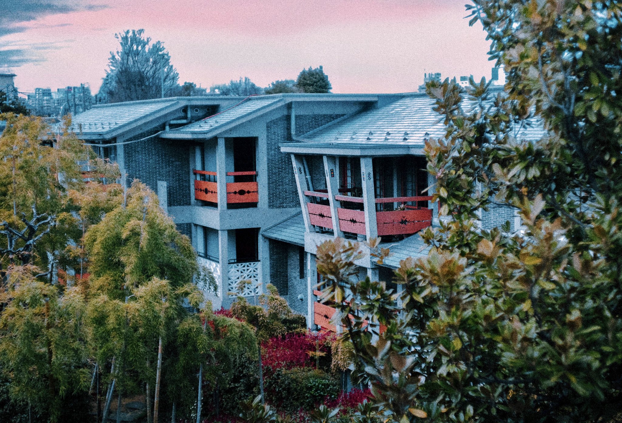 古谷知華 調香師 わが家うつくしい 一般住宅とは俄かに信じられない佇まいに東京のジェフリーバワ建築と勝手に称してる パタンランゲージを実践してるらしい 引っ越しの結果 外泊魔だったのに地方に行っても即帰宅したくなる人間に生まれ変わった