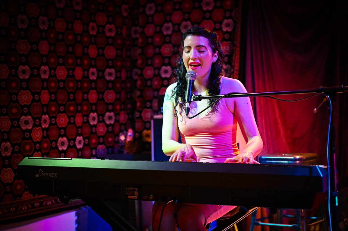 Looking forward to performing at Cairns Melting Pot (upstairs at Elixir Music Bar) tonight at 7:30pm! ❤️🎹🎼
📷 Shawn Burgess
#livemusic #cairns #australia #singersongwriter #musician #pianist  #artist #australianmusicscene