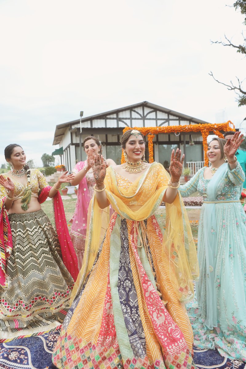 navkkarjeweller's tweet photo. Introducing “Navvivah” Wedding Collection by Navkkar Jewellers Chandigarh. We are offering wide designs and styles in light to heavy, kundan to jadau to gold. Come &amp; shop Irresistible designs and make your Weddings Unforgettable.
#navkkarjewellers #navvivah #blencci #vibrantshe https://t.co/r6e1OS2Efg