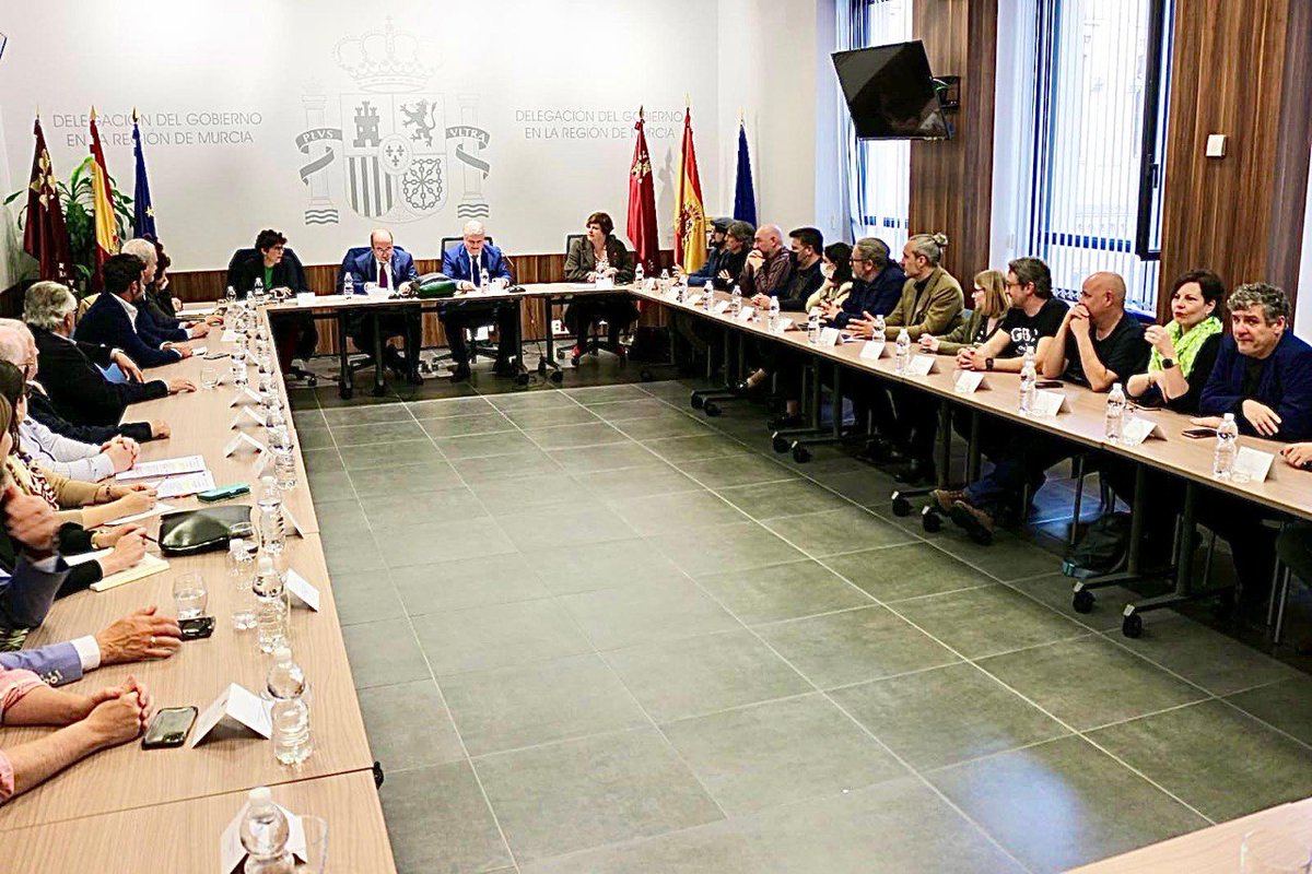 [Forwarded from PEATE]
El pasado miércoles 4, el ministro Miquel Iceta convocó a nuestrxs compañerxs de  MurciaTecnicaDelEspectaculo para hablar de la última reforma del Estatuto del Artista.
#SomosPEATE 
#defendemoseloficio #derechoslaborales
#sintécnicxsnohaycultura