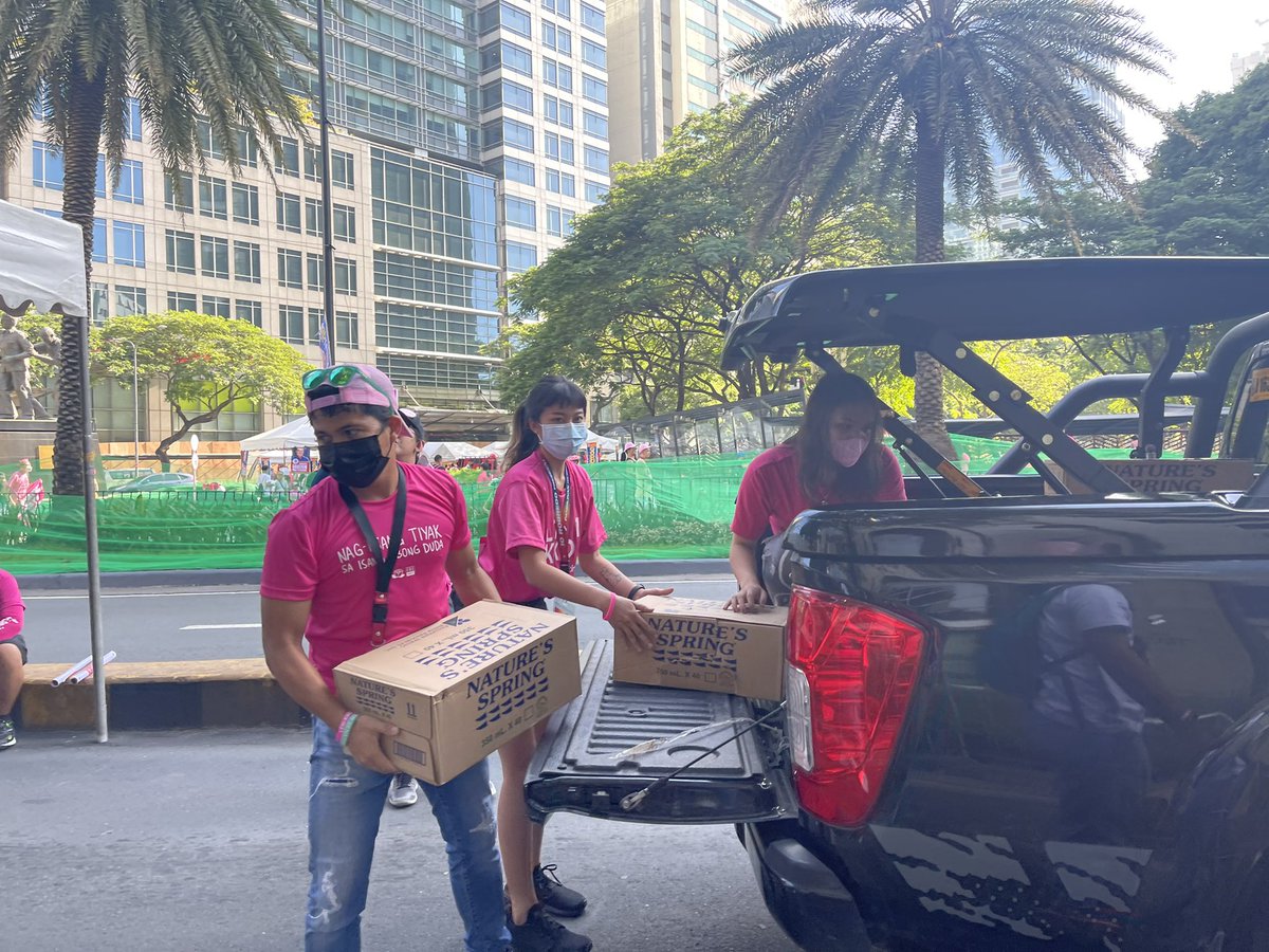 GamersForLeni's tweet photo. Gamers for Leni would like to thank everyone who donated and helped make this possible ✊🏻😩

We donated 1200 bottles of water to Team Leni Robredo 💦👀

Sa Gobyernong Tapat, Tanggal Uhaw lahat! 

#GamersforLeni
#LeniKiko2022 
#MitingDeAvanceLeniKiko https://t.co/rVU48EnETD