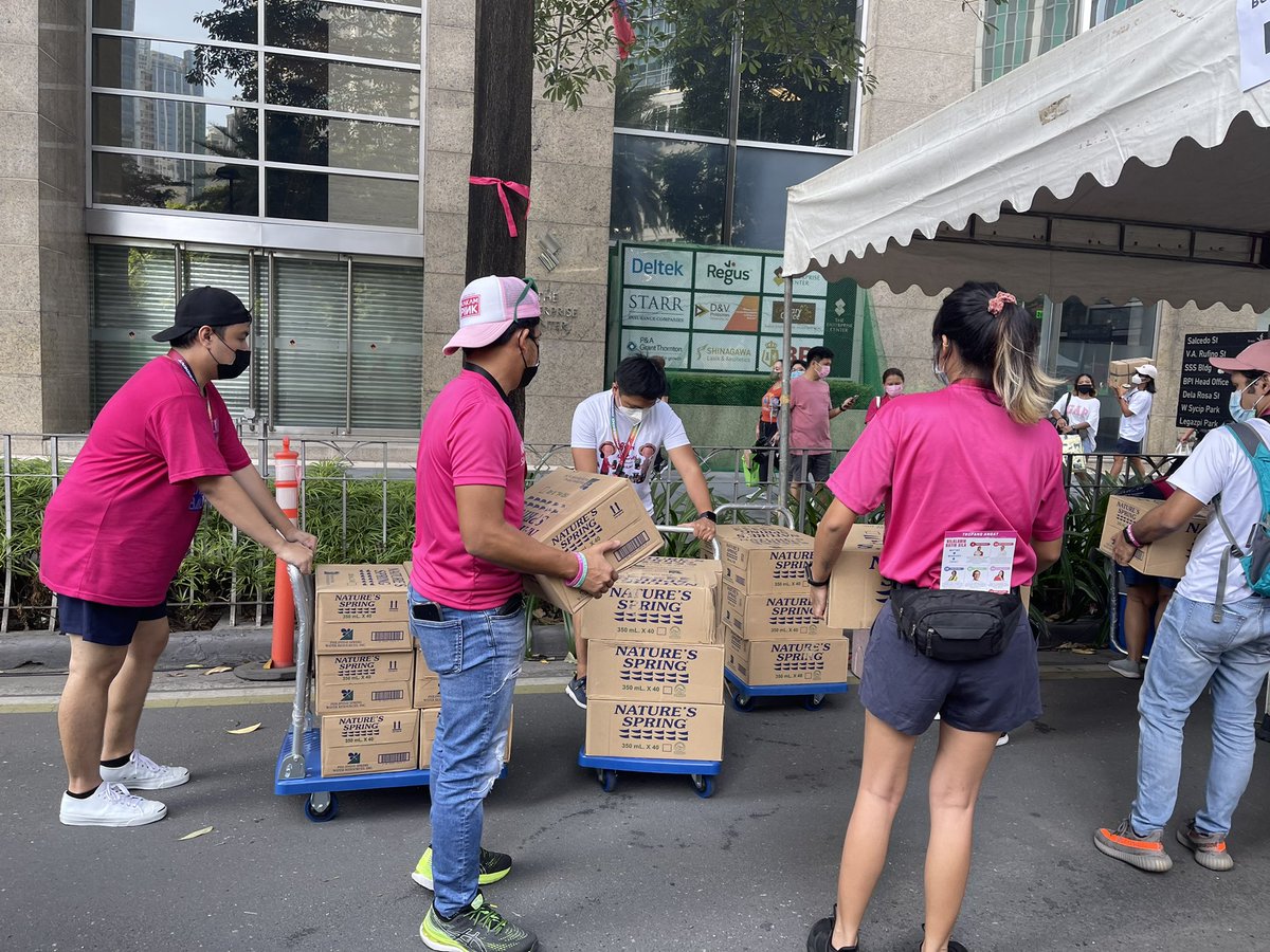 GamersForLeni's tweet photo. Gamers for Leni would like to thank everyone who donated and helped make this possible ✊🏻😩

We donated 1200 bottles of water to Team Leni Robredo 💦👀

Sa Gobyernong Tapat, Tanggal Uhaw lahat! 

#GamersforLeni
#LeniKiko2022 
#MitingDeAvanceLeniKiko https://t.co/rVU48EnETD