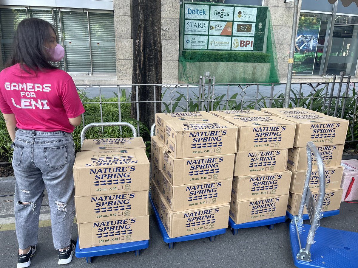 GamersForLeni's tweet photo. Gamers for Leni would like to thank everyone who donated and helped make this possible ✊🏻😩

We donated 1200 bottles of water to Team Leni Robredo 💦👀

Sa Gobyernong Tapat, Tanggal Uhaw lahat! 

#GamersforLeni
#LeniKiko2022 
#MitingDeAvanceLeniKiko https://t.co/rVU48EnETD