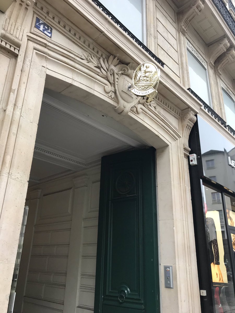 Seda_Ozen's tweet photo. Vlora Han'daki en kötü hususlardan biri yaklaşık 50 yıldır orada görev yapan Noter bürosunun tabelası. Devamında, Paris'te fotoğrafladığım Noter sembollerini göstermek istiyorum. Paris o yüzden Paris, İstanbul bu yüzden İstanbul. Sahip olduğumuz güzellikleri hoyrat kullanıyoruz. https://t.co/VisdFHtTTu