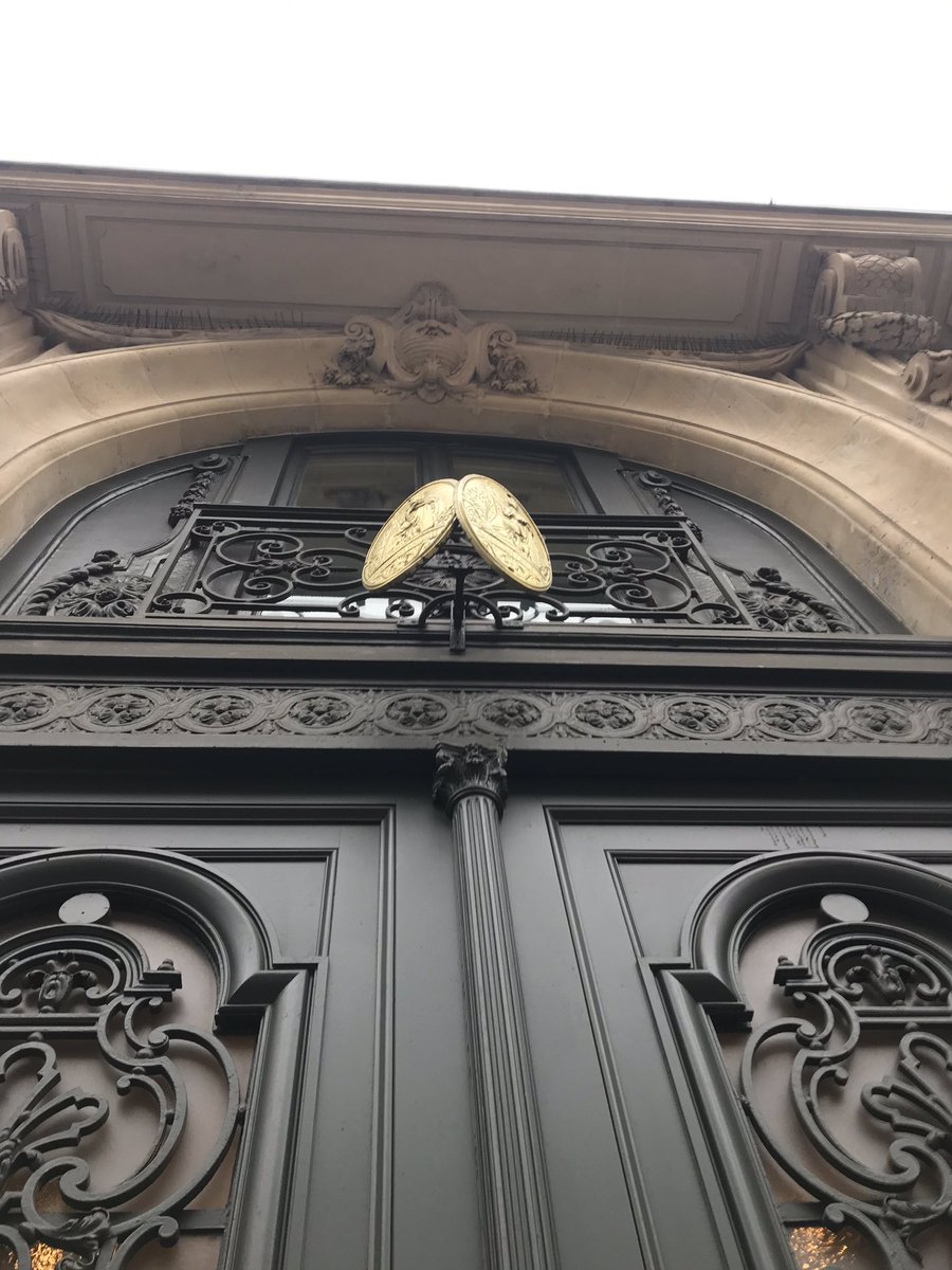 Seda_Ozen's tweet photo. Vlora Han'daki en kötü hususlardan biri yaklaşık 50 yıldır orada görev yapan Noter bürosunun tabelası. Devamında, Paris'te fotoğrafladığım Noter sembollerini göstermek istiyorum. Paris o yüzden Paris, İstanbul bu yüzden İstanbul. Sahip olduğumuz güzellikleri hoyrat kullanıyoruz. https://t.co/VisdFHtTTu
