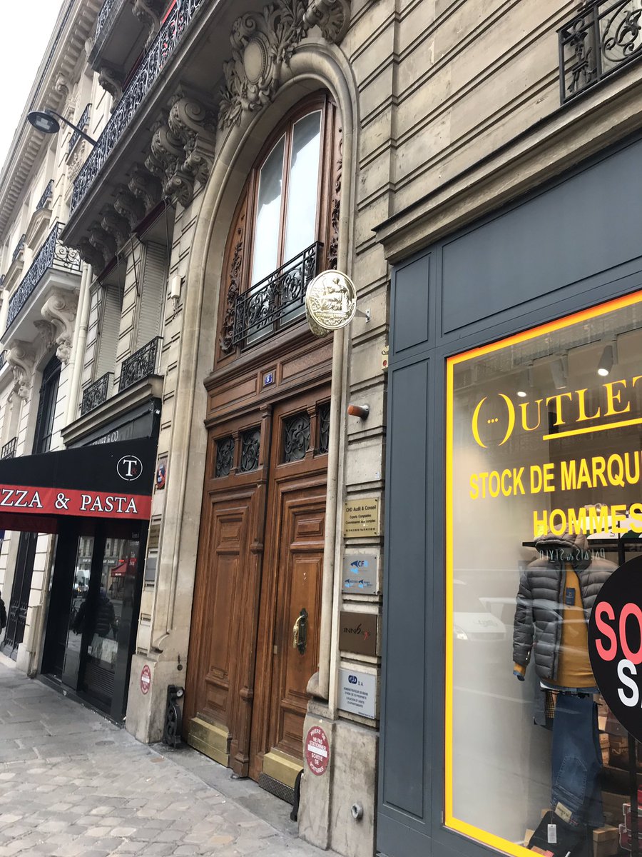 Seda_Ozen's tweet photo. Vlora Han'daki en kötü hususlardan biri yaklaşık 50 yıldır orada görev yapan Noter bürosunun tabelası. Devamında, Paris'te fotoğrafladığım Noter sembollerini göstermek istiyorum. Paris o yüzden Paris, İstanbul bu yüzden İstanbul. Sahip olduğumuz güzellikleri hoyrat kullanıyoruz. https://t.co/VisdFHtTTu