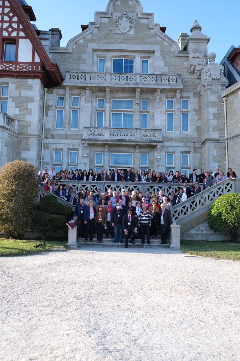 aesece_Es's tweet photo. Foto de familia ayer en el Palacio de la Magdalena. Pero esto no acaba… hoy Asamblea Estatutaria. 
#aesece2022 https://t.co/Y9IXm9hLC7