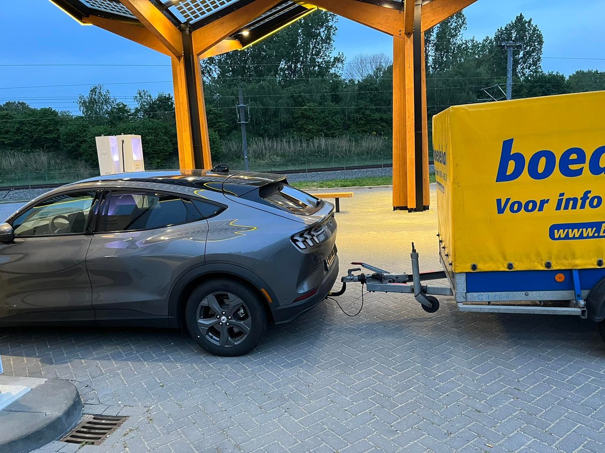 electricfelix's tweet photo. THIS is Greg Dingeldein, on his way to Paris, and back.
(Start: Utrecht, driving #Mustang RWD SR).
What about those EVs towing!
#alwaysbecharging
#fastned
#evroadtrip
#towingchallenge
#ToParis https://t.co/1SimFbT77D