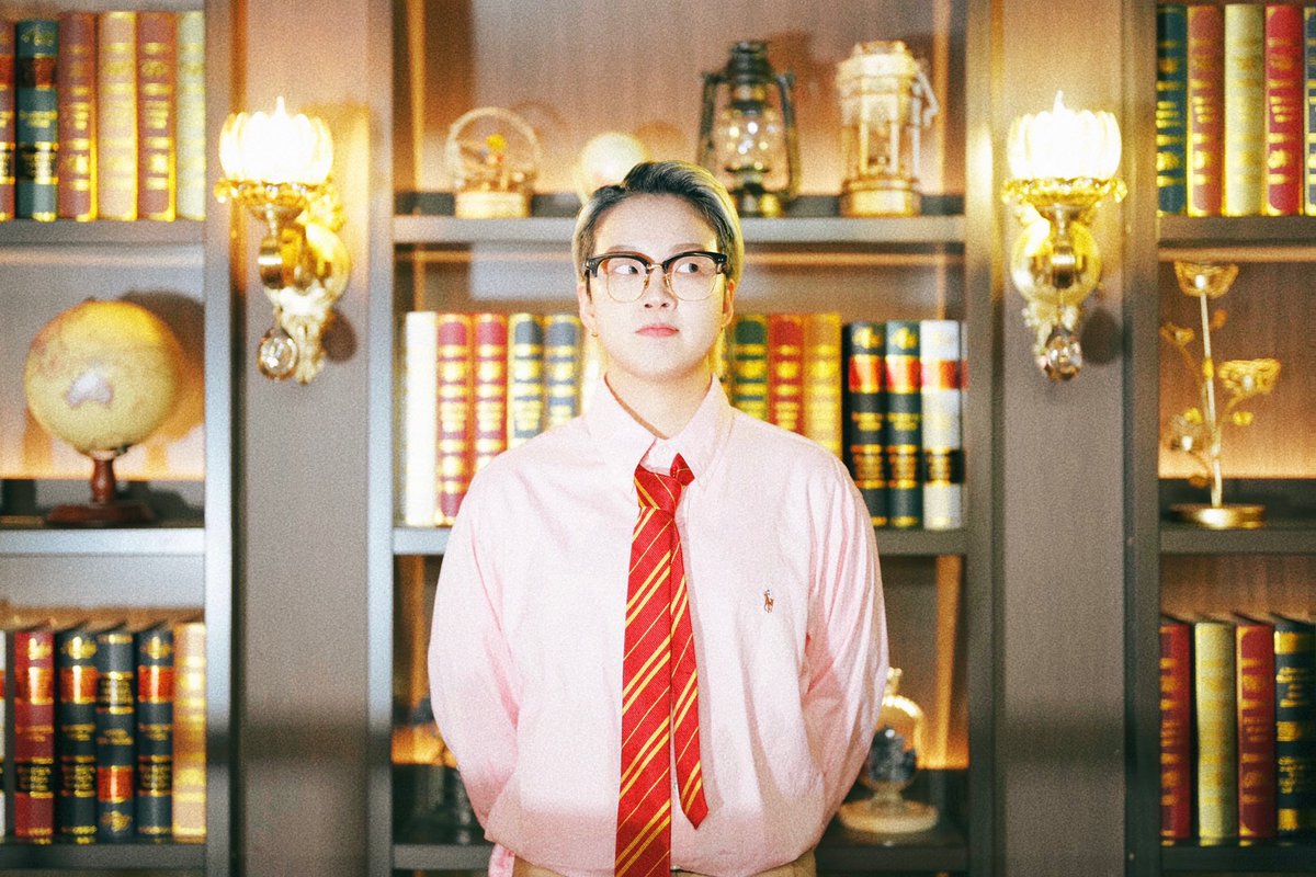 suitz_universe's tweet image. [ 𝗡𝗲𝗿𝗱 ] 𝗦𝗰𝗼𝗟𝗟, 𝗦𝘂𝗶𝘁𝘇(슈츠) 
𝟤𝟢𝟤𝟤.𝟢𝟧.𝟣𝟧 𝖲𝖴𝖭 𝟣𝟤𝖯𝖬 (𝖪𝖲𝖳)

#Suitz #ScoLL #Nerd #comingsoon #kpop