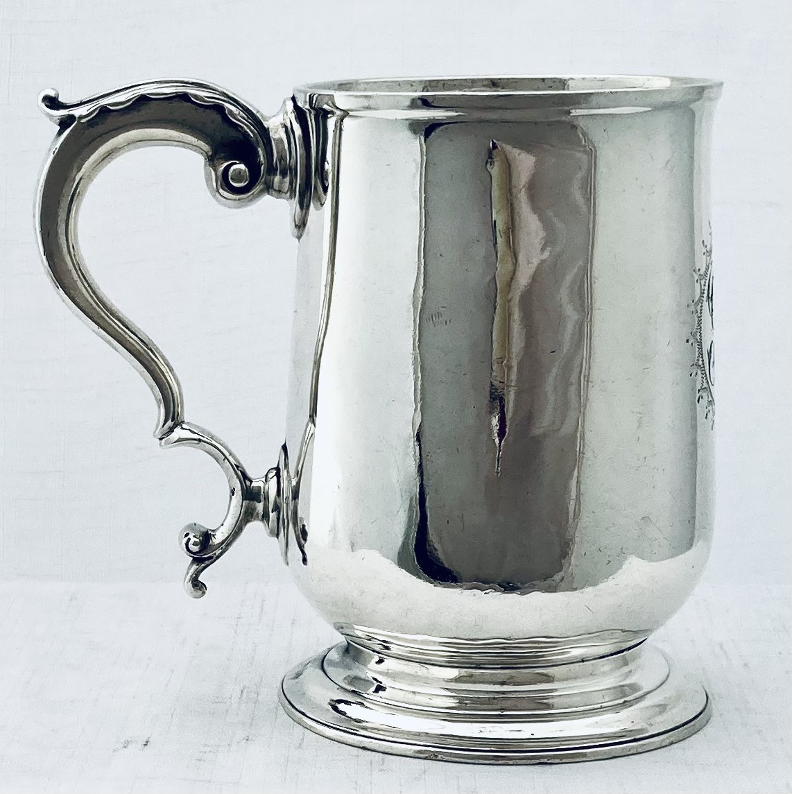 BassetlawA's tweet photo. A George III silver mug with acanthus capped handle. Hallmarked for London 1794 by Walter Brind. #silver #antiques #Georgian #tankards #mugs https://t.co/Nokzx4Jcw3