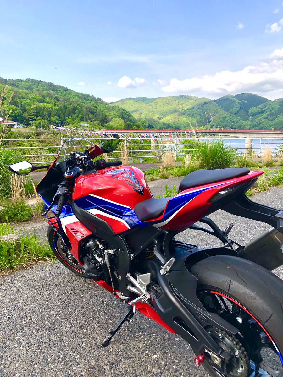for_iphone0921's tweet photo. 鯉のぼり🎏とcbr1000rr-r🤞 https://t.co/EdR4Gqvk4U