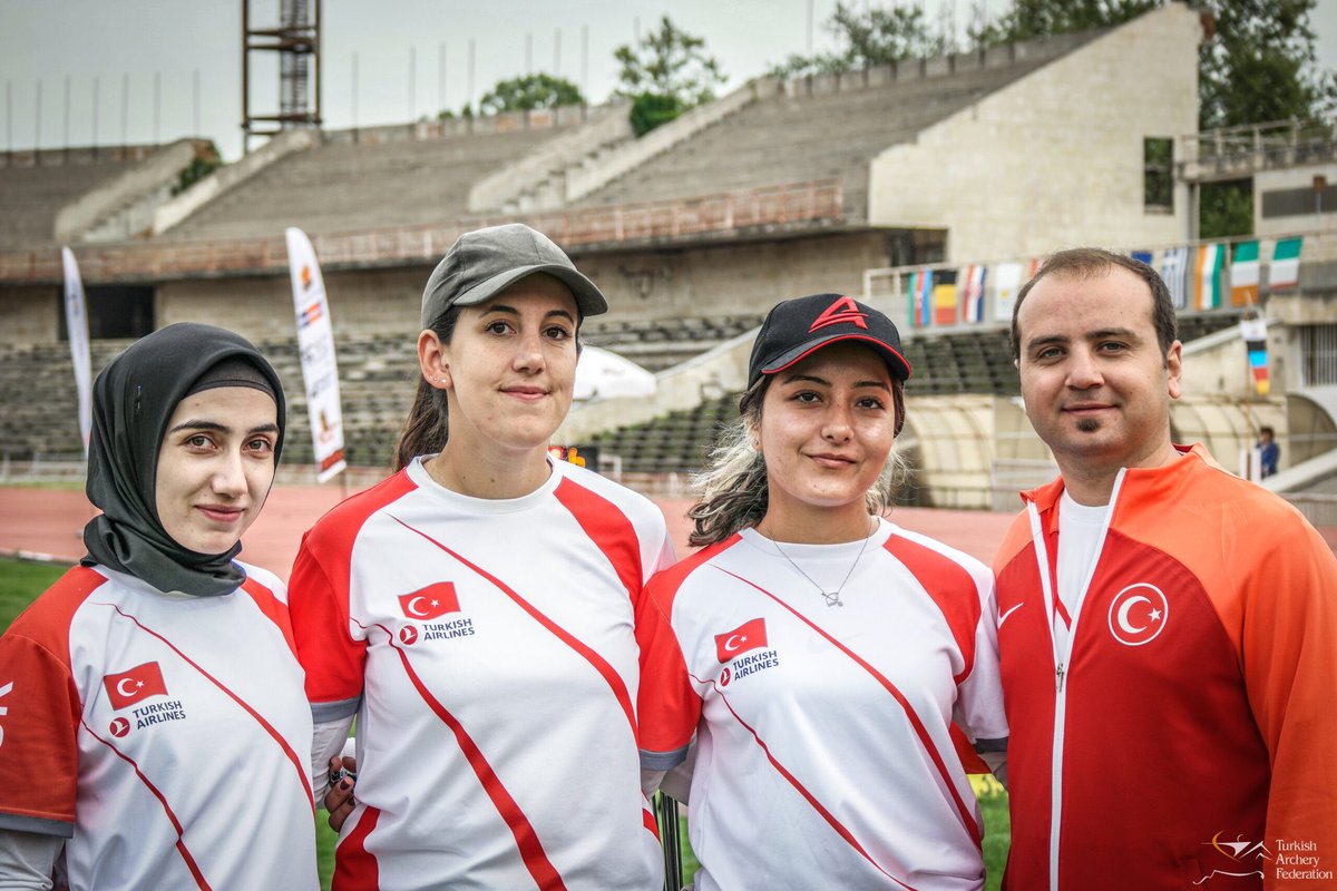 ibbsporkulubu's tweet photo. 🏹Bulgaristan’da yapılan Okçuluk Avrupa Grand Prix’inde sporcularımız Gülnaz Büşranur Coşkun’un yer aldığı Klasik Yay Karışık Takımımız altın, Klasik Yay Kadın Takımımız bronz Yeşim Bostan’ın yer aldığı Makaralı Yay Kadın ve Karışık Takımlarımız gümüş madalya elde etti.🥇🥈🥉👏👏 https://t.co/NLi1jjnbZH
