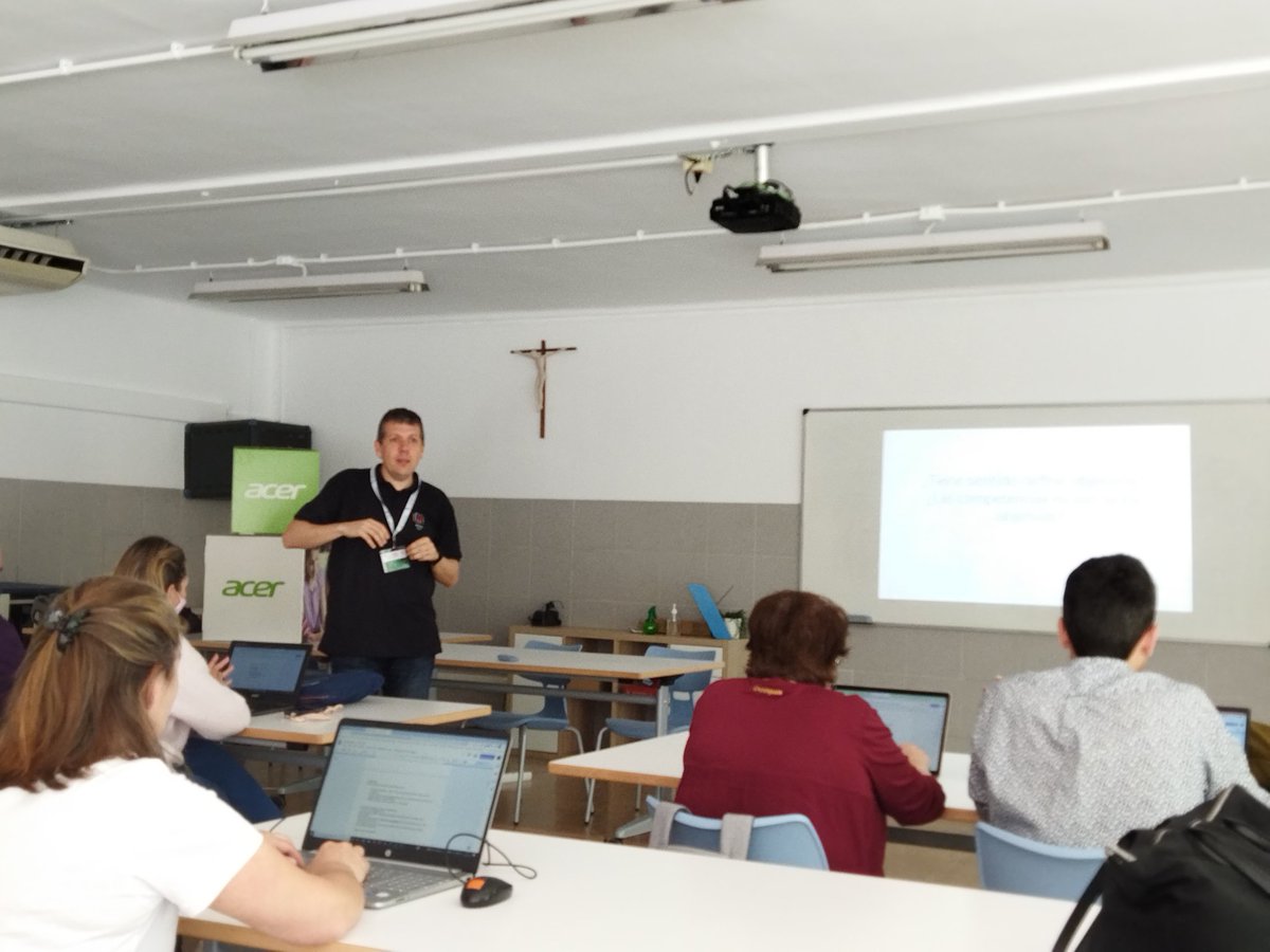 Empezamos el taller con <a href="/jfeliua/">Jaume Feliu</a>  gracias a <a href="/xenoncomputer/">Xenon</a> en <a href="/GEGSpain/">GEG Spain</a> Reflexionamos sobre evaluación formativa. #volvemos10x
