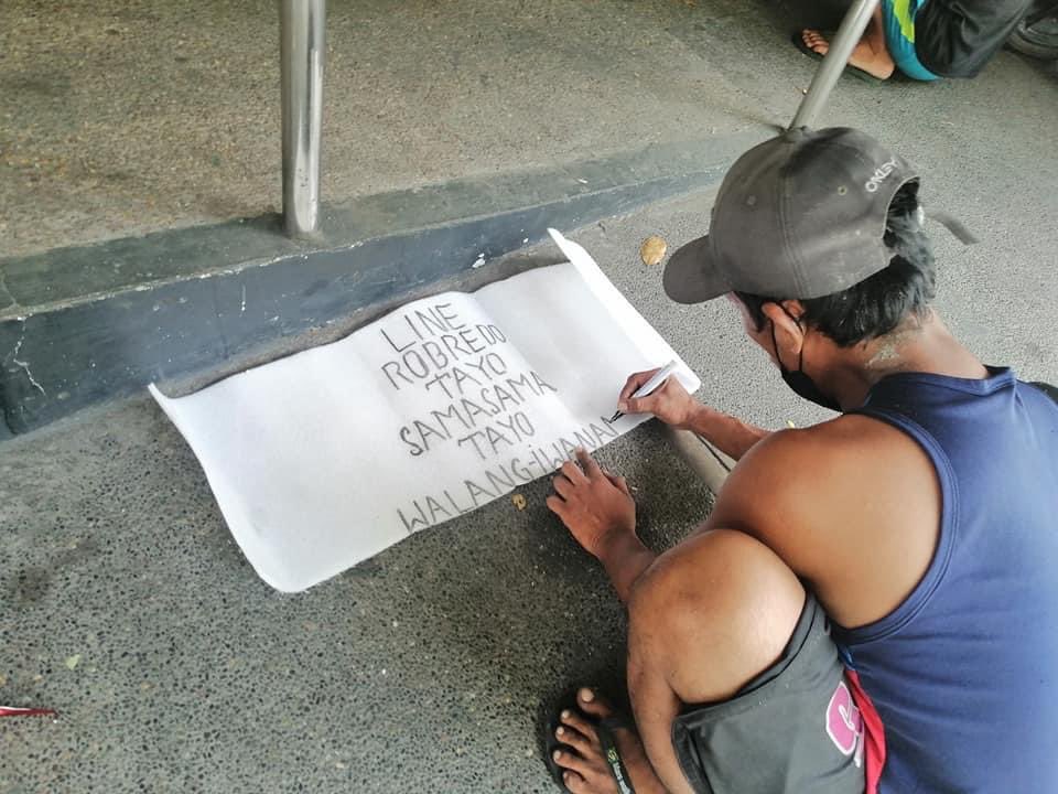 EdwinMontaez7's tweet photo. ATM, IN MAKATI! While walking somewhere in Makati to our new studio, saw this man (a consruction worker in a nearby bldg), making his own poster! I read what's written. The name... This is probably one of the most heart warming things I'll see today…………

#MakatiIsPink https://t.co/zWTCsMmbxt