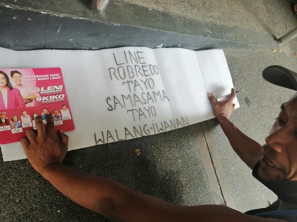 EdwinMontaez7's tweet photo. ATM, IN MAKATI! While walking somewhere in Makati to our new studio, saw this man (a consruction worker in a nearby bldg), making his own poster! I read what's written. The name... This is probably one of the most heart warming things I'll see today…………

#MakatiIsPink https://t.co/zWTCsMmbxt