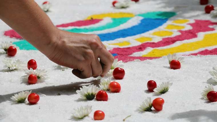 CPLeditorial's tweet photo. Avui participem en la jornada per aprendre a fer #catifesdeflors #artefimer
Per #Corpus, al @SeminariBcn, tindrem catifa i l'Ou com Balla! https://t.co/dkYjI2EYpB via @Cultupopularbcn https://t.co/mmNLdSJEkm