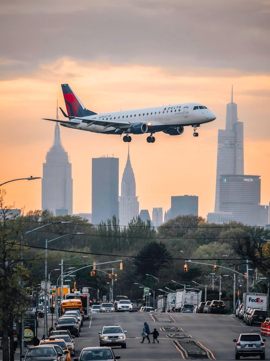 senineldar's tweet photo. Landing in LaGuardia 
#NewYorkCity #Delta #urbanphotography https://t.co/JtwzZJ4VUz