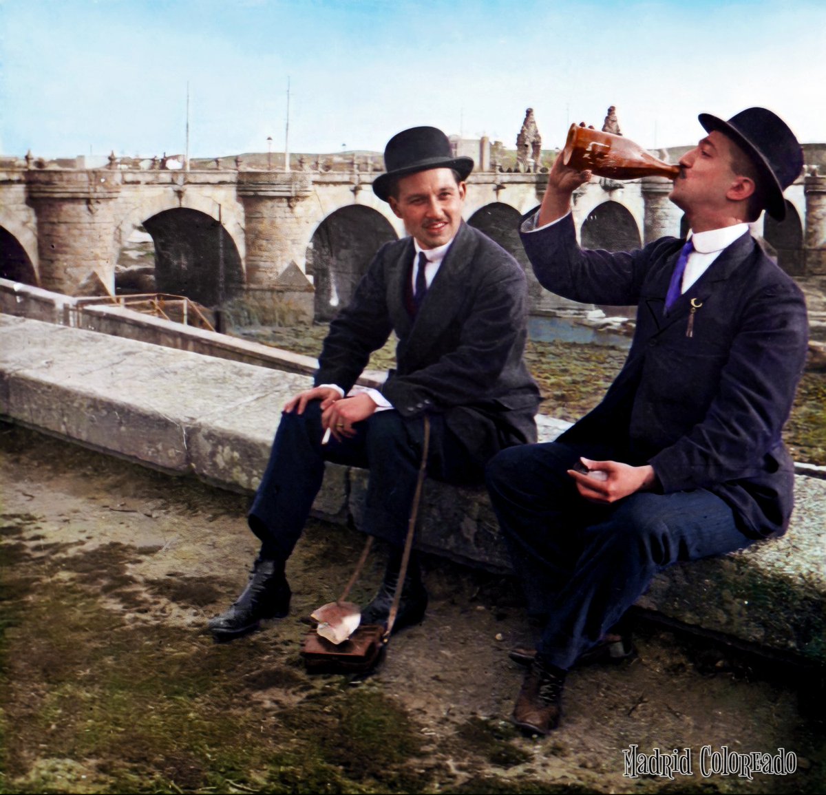MadridColoreado's tweet photo. Bebiendo junto al Puente de Toledo. Botellón en el Madrid de 1910. ARCM https://t.co/stiVVy1hMS