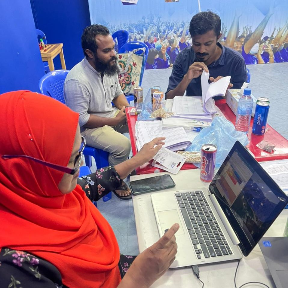 MNP_CENTRAL's tweet photo. އަޅުގަނޑުގެ ކެމްޕޭން ޓީމުން އިންތިޚާބު ކާމިޔާބު ކުރުމަށްޓަކައި ދަނީ ވަރުބަލިކަމެއް ނެތި ގިނަ މަސައްކަތްތަކެއް ކުރަމުން. މިކުރެވޭ ބުރަ މަސައްކަތާއެކު މިއިންތިޚާބު ކާމިޔާބު ކުރެވޭނެ ކަމުގެ ޔަޤީންކަން ދުވަހެއް ދުވަހަކަށް ދަނީ އިތުރުވަމުން.
#VoteMNP #VoteSheeza #Vote2 2⃣✅ https://t.co/tUzf0o2rgz