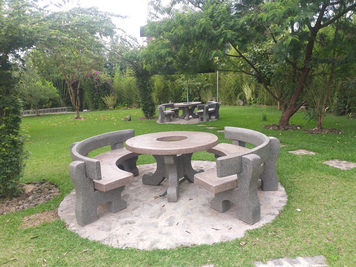 RCGF_Rwanda_Ltd's tweet photo. Have you ever seat on #RCGF benches? Trust me, very comfortable and beautiful. What about #RCGF pingpong se😊? Olympic size... #African streets, parks and lawn deserve this? It can even fit your home garden.
Please like and retweet until reaches to the decision makers.
#Amabuye https://t.co/fXWGSvSrE9