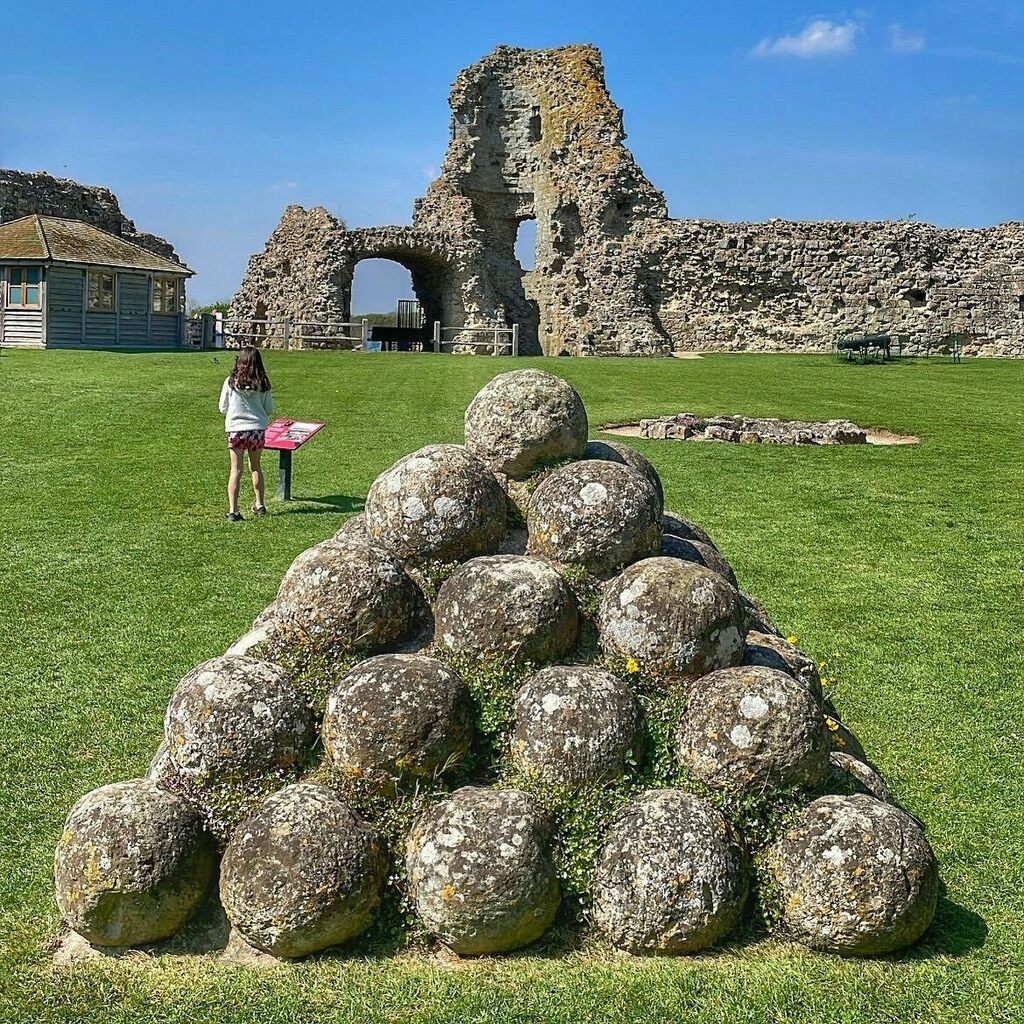 thatchamdad's tweet photo. Medieval snooker, anyone? 🎱😆
.
#Ukparentbloggers #pbloggers #instadad #dadlife #dadsofinstagram #ukdadbloggers #ukdad #holiday #instago #ontheroad #travelling #mytravelgram #igtravel #sussex #pevensey #pevenseycastle https://t.co/vuZqcytDXI https://t.co/0ud82QeKSN