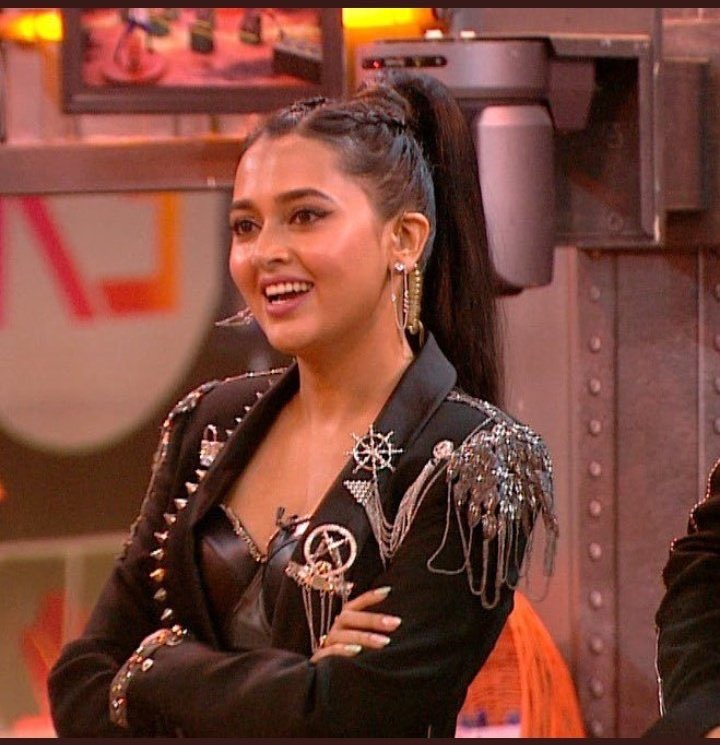 ZaidKha92645450's tweet photo. Who was looking more HOT in #Lockupp ?? 

RT for Warden  #TejasswiPrakash 🔁

Like for Jailor #KaranKundrra ❤ https://t.co/T2o5cfxnT0