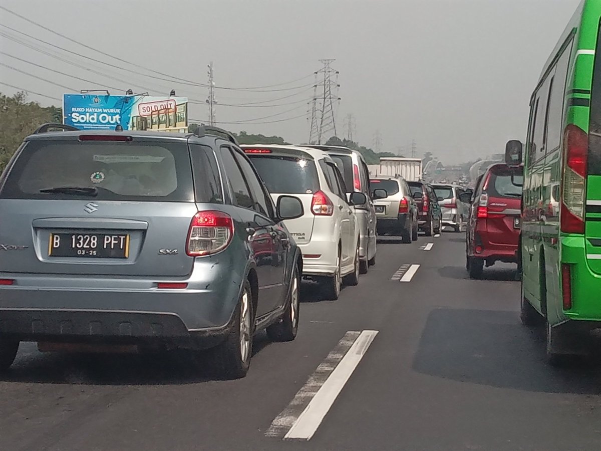 Bandung jkt contraflow di km 70 terus mampet di pintu jln layang sheikh MBZ. Tp so far msh jalan dikit2 <a href="/RadioElshinta/">Radio Elshinta</a> <a href="/TMCPoldaMetro/">TMC Polda Metro Jaya</a> <a href="/PTJASAMARGA/">PT. JASAMARGA</a>