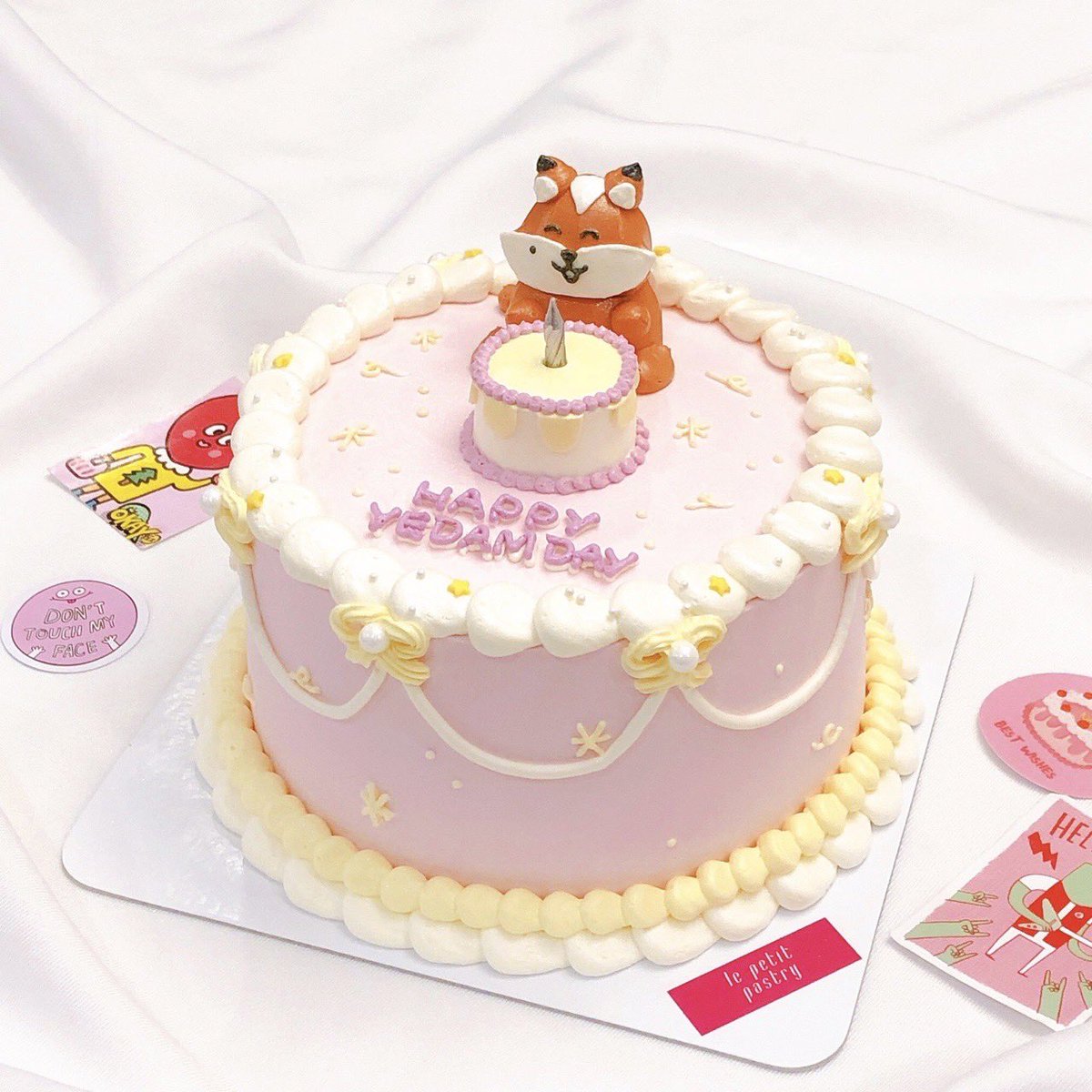 bemyforeverBYD's tweet photo. 🎂 birthday cake #bemyforeverBYD

วันนี้มาร่วมร้องเพลง และเป่าเค้กวันเกิดให้เยดัมกันนะคะ วันเสาร์ที่ 7 พฤษภาคม เวลา 15:00 น.

date : sat 07 - sun 08 may, 2022
location : my heaven coffee, sukhumvit 19

📮 contact us @bemyforeverBYD ♡ 
– special thanks: lepetit.pastry (instagram) https://t.co/7tp8jIVYQY