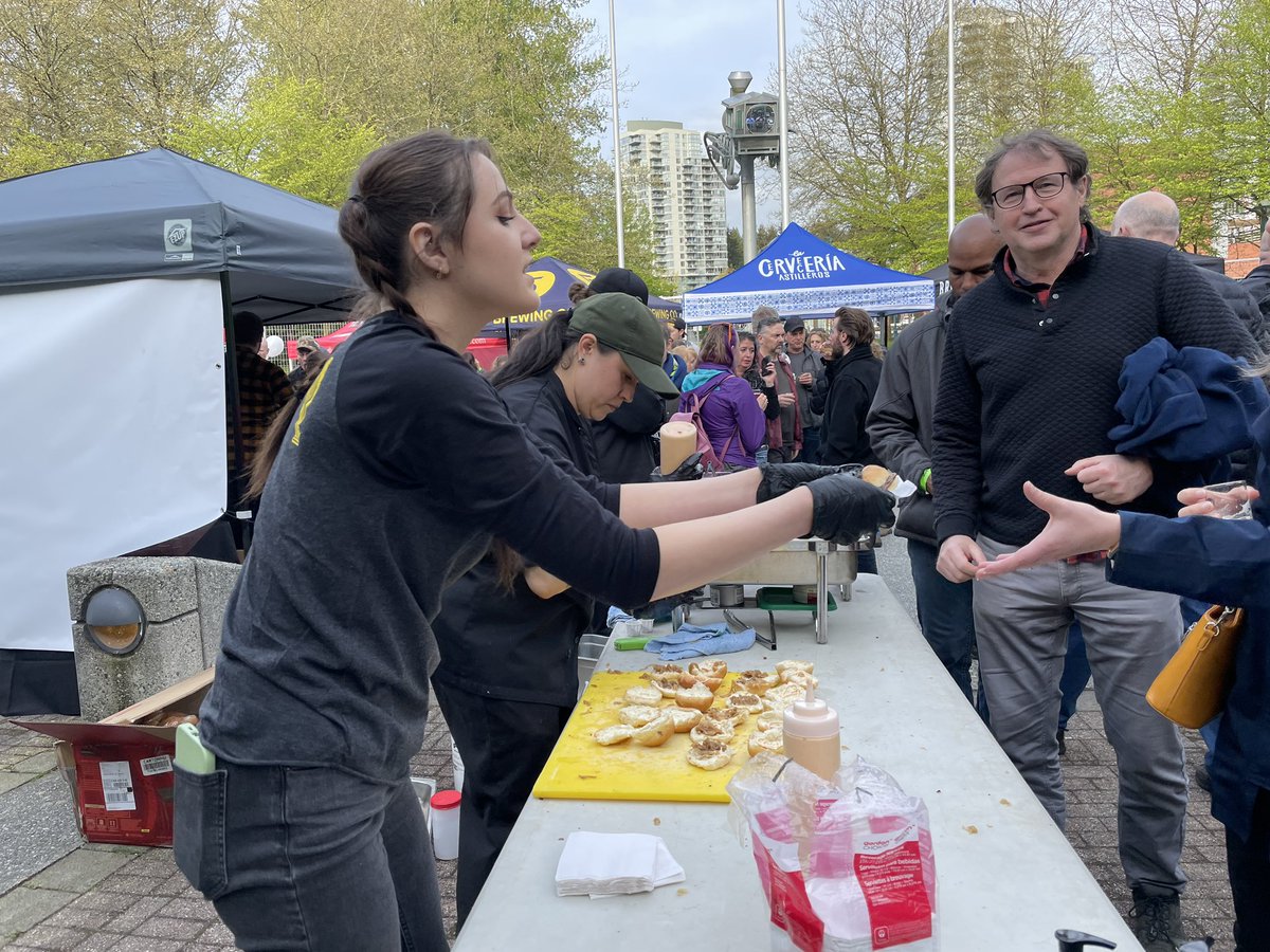 portmoodyrotary's tweet photo. Sliders from @StJamesWell were flying off the grill. Great crowd and tons of fun. #sftpp https://t.co/BhkSkByG9T