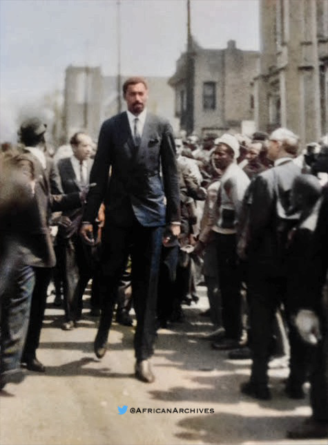 AfricanArchives's tweet photo. Wilt Chamberlain at the funeral of Martin Luther King Jr in 1968. https://t.co/wGUpwT5FJp