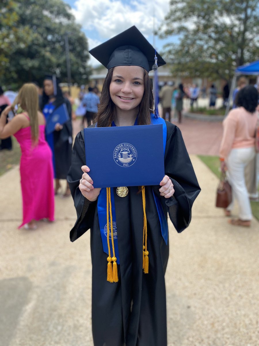 KimReeves_'s tweet photo. Congratulations @courtneyreevess !! I haven’t forgotten that I promised @CrumblCookies after graduation! 🎓🍪 https://t.co/XHbe41JS5I