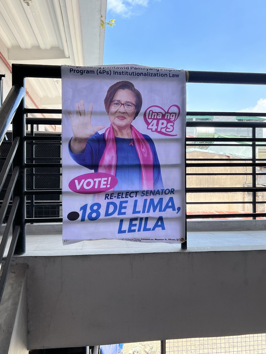 bbmnotmypres's tweet photo. It is better to be late than never 😂
@SenLeiladeLima kinakampanya po namin kayo dito sa apartment po. 

Thank you kay @ClonazepamQueen for the tarpaulins

#Hustisya
#18DeLima https://t.co/CaEjiVj9By