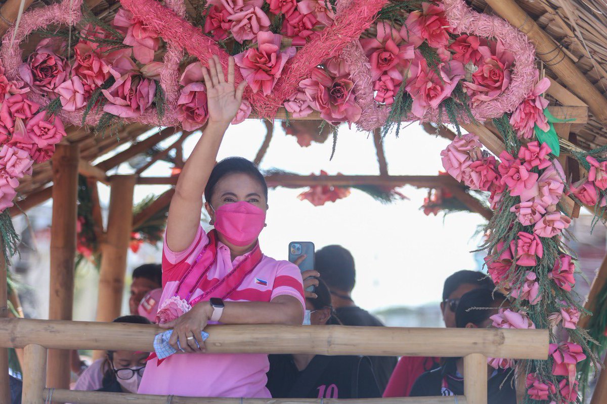 JervisManahan's tweet photo. LOOK: Ahead of the Miting de Avance today, VP @lenirobredo had her send-off caravan from Tarlac to Pampanga. She will be having events in Pampanga before heading to Makati, where she will be addressing her supporters for the last time in the campaign. #Halalan2022 

@ABSCBNNews https://t.co/4J9Plt5xHR