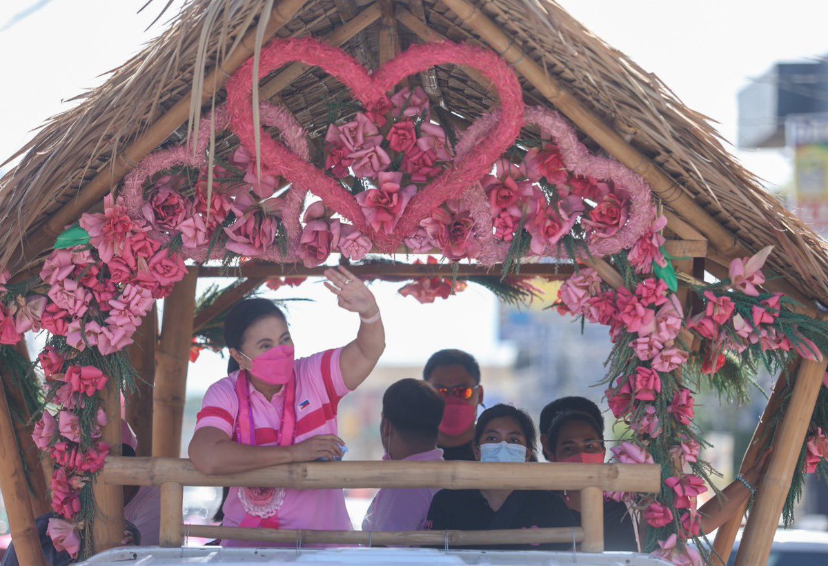 JervisManahan's tweet photo. LOOK: Ahead of the Miting de Avance today, VP @lenirobredo had her send-off caravan from Tarlac to Pampanga. She will be having events in Pampanga before heading to Makati, where she will be addressing her supporters for the last time in the campaign. #Halalan2022 

@ABSCBNNews https://t.co/4J9Plt5xHR