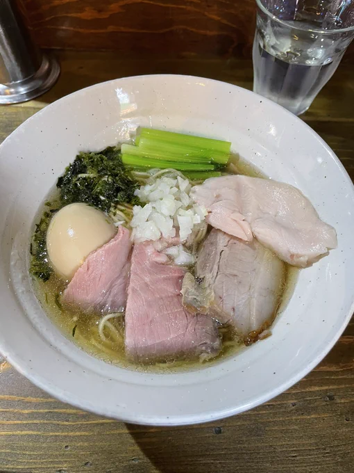 練馬関のラーメン屋ジョンさんで特製煮干しラーメン🍜食べてきました
お肉が低温調理で柔らかい!味玉が中まで味が染みててめちゃ美味しい!!スープはマジ煮干し🐟麺は結構硬め
今度は醤油か塩を食べてみたい😀 