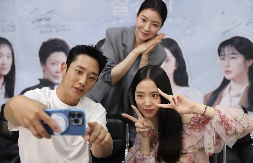 gramk99's tweet photo. The question is, who took this photo? 🤣 I think it's the same person who did the backstage shoot for #HAESOO 🤣🤣
Or when they're with Haesoo they love taking pictures of Haesoo taking pictures together 🤣 An hobby and habit when they're with #HAESOO https://t.co/13ZSGPzfPU