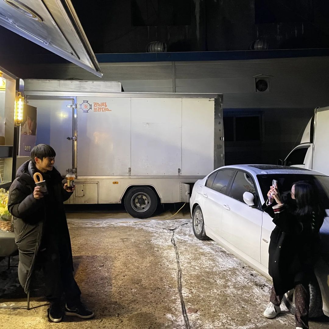 gramk99's tweet photo. The question is, who took this photo? 🤣 I think it's the same person who did the backstage shoot for #HAESOO 🤣🤣
Or when they're with Haesoo they love taking pictures of Haesoo taking pictures together 🤣 An hobby and habit when they're with #HAESOO https://t.co/13ZSGPzfPU