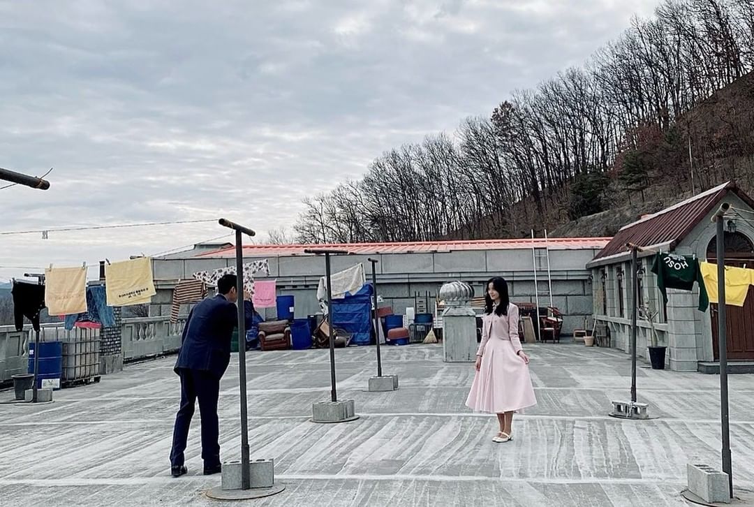 gramk99's tweet photo. The question is, who took this photo? 🤣 I think it's the same person who did the backstage shoot for #HAESOO 🤣🤣
Or when they're with Haesoo they love taking pictures of Haesoo taking pictures together 🤣 An hobby and habit when they're with #HAESOO https://t.co/13ZSGPzfPU