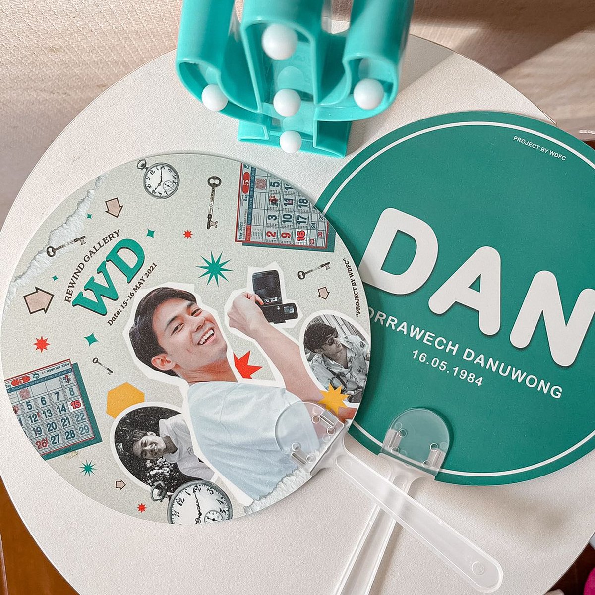wdfc_official's tweet photo. BIRTHDAN Festival by WDFC
🌈 15-16 พฤษภาคม 2022
🌈 10.00-19.00 น
🌈 Lido Connect ชั้น2

𝗚𝗜𝗩𝗘𝗔𝗪𝗔𝗬 🫧
ของจากงาน #WDRewindGallerywithWDFC ขอรวบมาแจกให้ที่งานปีนี้ค่าา แค่มา.. ก็รับไปเลยย
มานะๆ อยากเจอ :—D
#BirthDANfestivalByWDFC https://t.co/RhCka34uSK