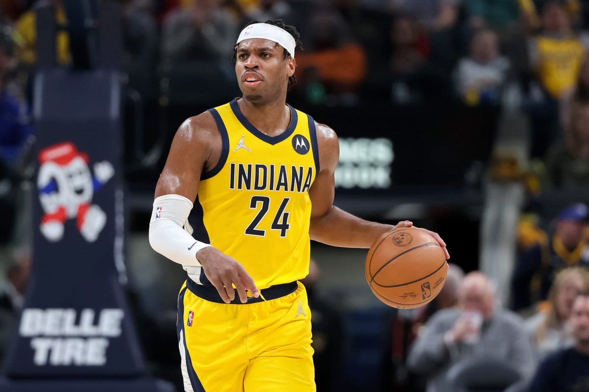 HoodiFade's tweet photo. Buddy Hield the sharpshooter:
36% from 3 on 8.5 Attempts per game

“LeBrick”
36% from 3 on 8 Attempts per game https://t.co/tiXHaAez18