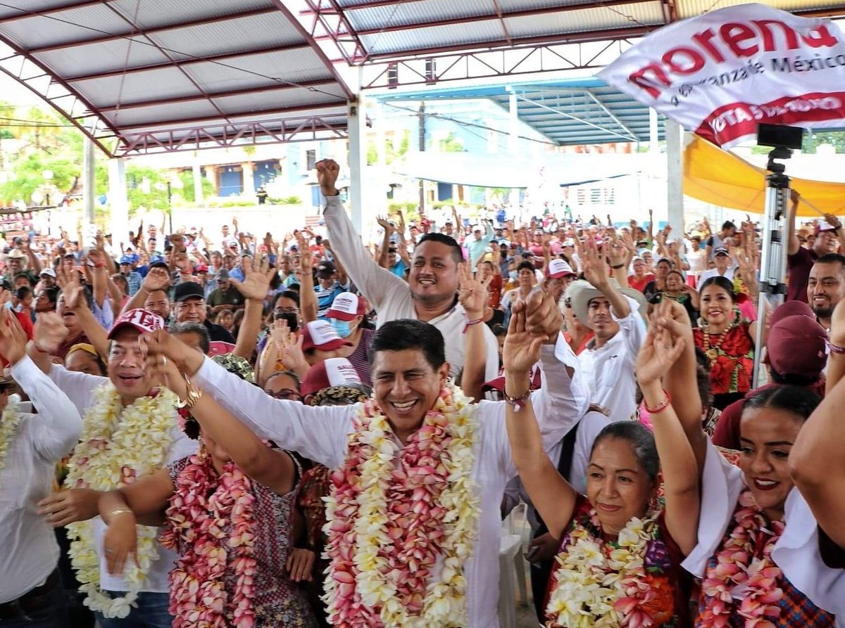 Humberteco's tweet photo. Para que no haya duda, vamos por la #CuartaTransformación en Oaxaca, todo mi apoyo a @salomonj próximo Gobernador de Oaxaca. Gracias amigo EMP por la fotografía. #PrimaveraOaxaqueña #JuntosHacemosHistoria  #SomosSimonaRobles https://t.co/GfsZzjfYA4
