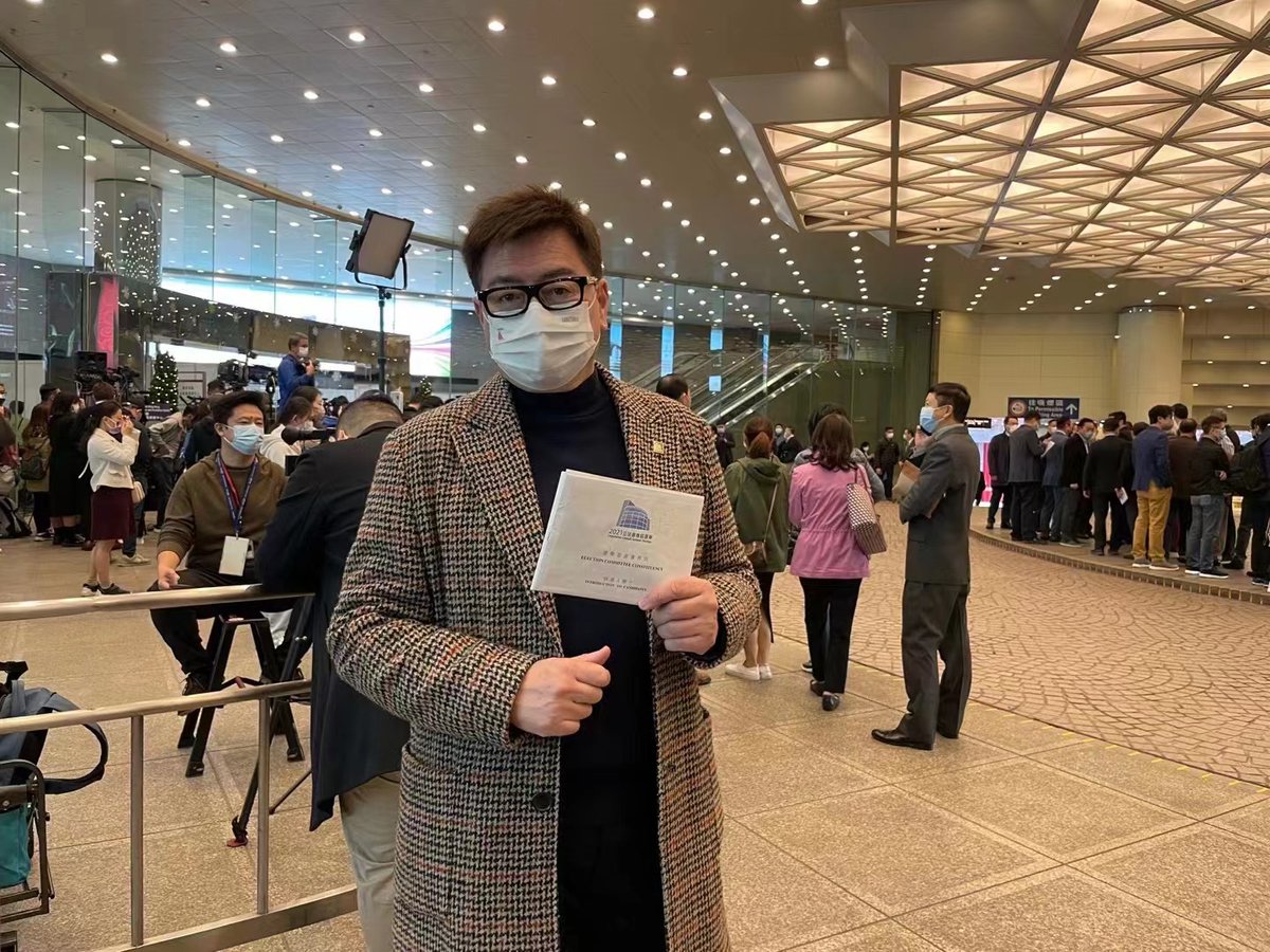 luo_liting's tweet photo. A new chapter #HKelection
Honorary President of the HK Chamber of Commerce in Guangdong Sonny Doo will vote. He likes best the candidate's policy of enhancing education for a brighter future. The next generation in HK must be patriotic and internationally-minded. https://t.co/Ucv3prVlMm