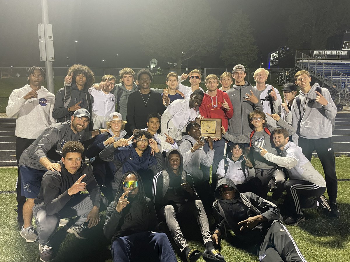 LSWTitanRunning's tweet photo. 2022 KC Suburban Gold Track &amp; Field Champions! https://t.co/k6OTYodFfY